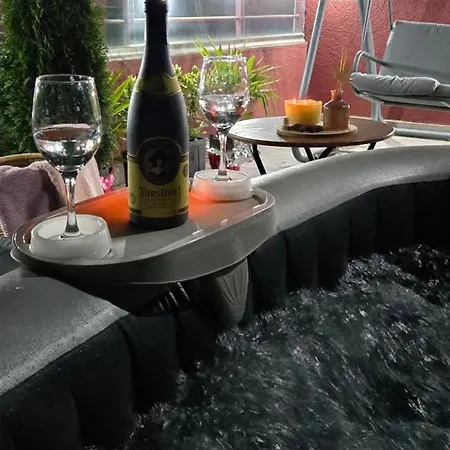 شقة Private Rooftop Jacuzzi- Side Duplex *
